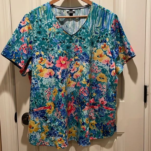 Elle Tops - ELLE 2XL Women’s SCRUB TOP 2 deep pockets Silver Medal Logo Left Sleeve